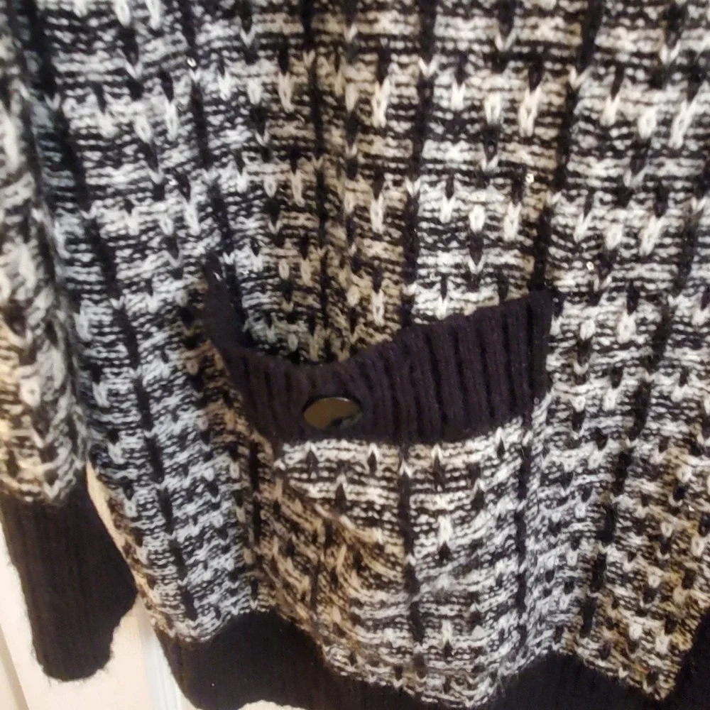 Torrid sz 2 chunky boyfriend cardigan v-neck sweater NWT sequins black/white‎